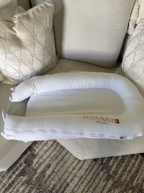 DOCK A TOT Deluxe+ White Infant Lounger